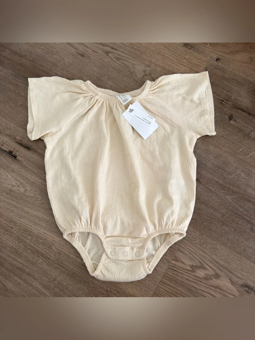 H&M Neutral Cream Baby One-Piece Bodysuit Flatter Sleeves Size 18 Months Baby